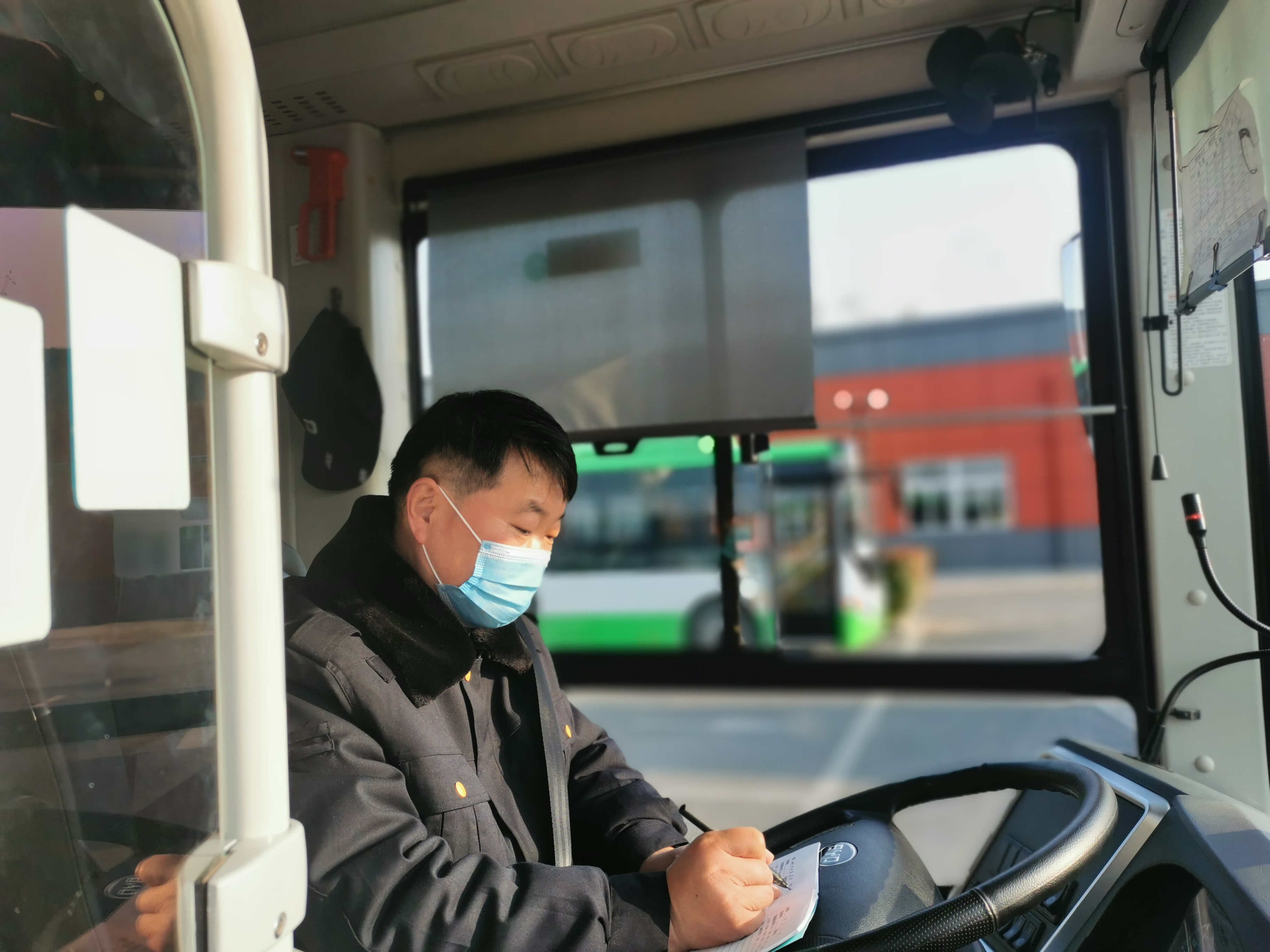 　　事情還要從12月11日說起，當(dāng)天下午3點多，張遠(yuǎn)兵駕駛著1路公交車前往洋河，一路上乘客正常上下車，沒有什么特別引起他注意的，但是到達(dá)洋河站點對車輛進(jìn)行清掃消毒時，張遠(yuǎn)兵發(fā)現(xiàn)了一個丟在角落里的包。張遠(yuǎn)兵說：“我就打開看一下，發(fā)現(xiàn)包里邊有一個錢包，錢包打開，里邊有人民幣2000多元，兩張社保卡、兩張銀行卡、存折等物品?！? id=