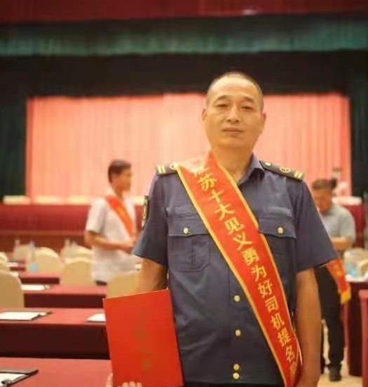 　　積極開展?fàn)幭葎?chuàng)優(yōu)活動。圍繞“爭先創(chuàng)優(yōu)、文明服務(wù)”的目標(biāo)定位，于今年初啟動“服務(wù)之星”和“紅旗車隊(duì)”評選活動，細(xì)化量化評選細(xì)則和考核指標(biāo)，每2個(gè)月開展一次“服務(wù)之星”評比，每季度開展一次“紅旗車隊(duì)”評選?；顒娱_展以來，先后有144名駕駛員獲評“服務(wù)之星”，4支車隊(duì)獲得“紅旗車隊(duì)”榮譽(yù)。駕駛員沈斌、劉開庭獲得第六屆“江蘇十大見義勇為好司機(jī)”提名獎。