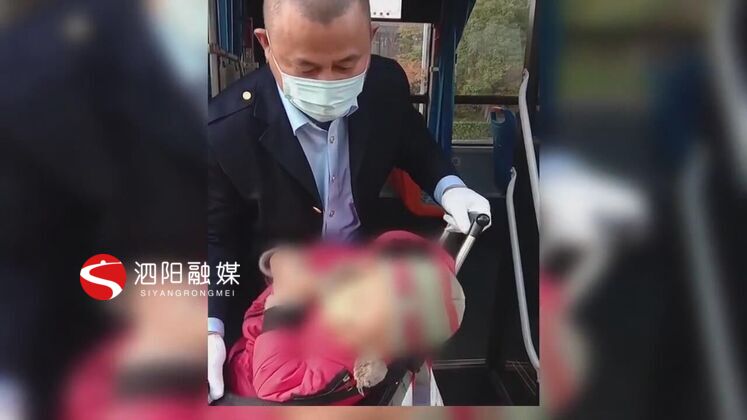 　　老人要抱孩子，又要拿兒童車，體力上吃不消，楊軍和其他九位同事每次遇到這對祖孫倆都會搭把手。他們說，只要上了車就是我們的乘客，作為公交車司機，我們就要對他們盡責。時間長了，彼此熟悉了，司機們還專門讓乘客給祖孫倆預留“專座”。  　　泗陽交通產業(yè)集團城市公交分公司107路公交車司機 楊軍：有時候我們把后門打開的時候，我們從駕駛室方位還沒下來的時候，就有乘客已經開始主動的幫忙去搭手了，幫祖孫倆上了車。