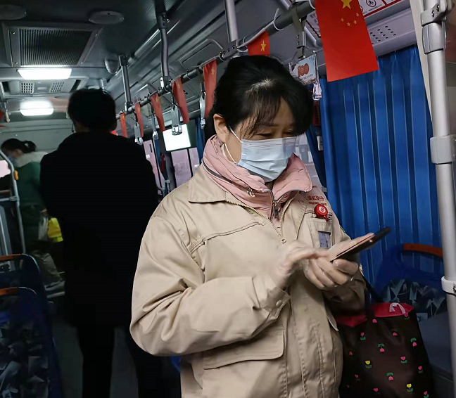 企業(yè)員工 王桂榮：  上下班比較準(zhǔn)時，到這邊車就來了。刮風(fēng)下雨也比較方便了。直接到廠門口也不用跑。