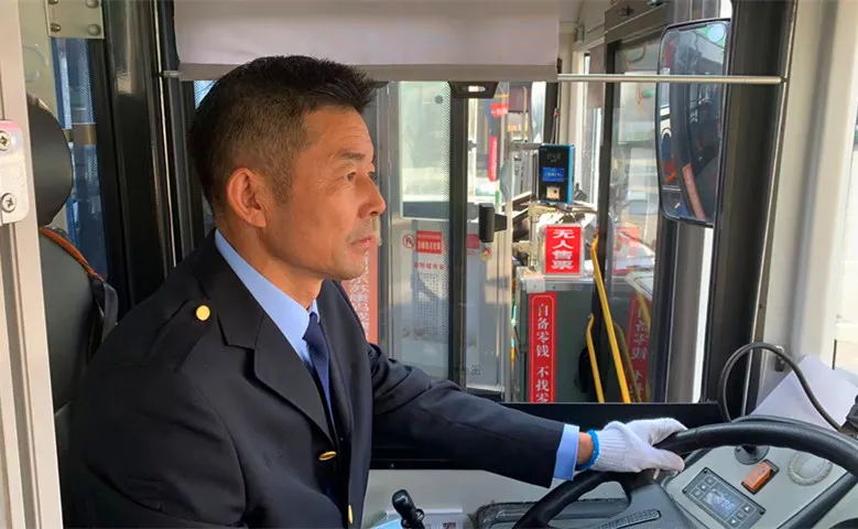 　　見此情況  　　薛師傅立即招呼傷者家屬  　　將小孩抱上公交車  　　“快上來，我?guī)銈內(nèi)メt(yī)院!”  　　爺爺趕緊抱著孩子登上公交  　　因?yàn)閾?dān)心孩子傷情嚴(yán)重被車流所阻礙  　　延誤就診時(shí)間